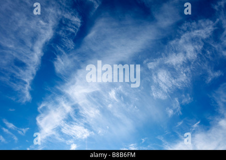 Blauer Himmel mit weißen Wolkenfetzen Stockfoto