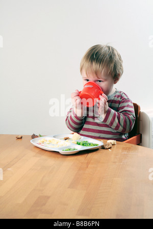 Baby Boy trinken am Tisch (mit signierten Model-Release - zur kommerziellen Nutzung) Stockfoto