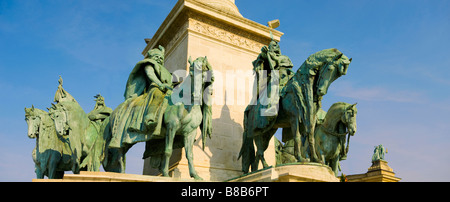 Statuen von den frühen Stammesführer. Heldenplatz, Budapest Ungarn. Stockfoto