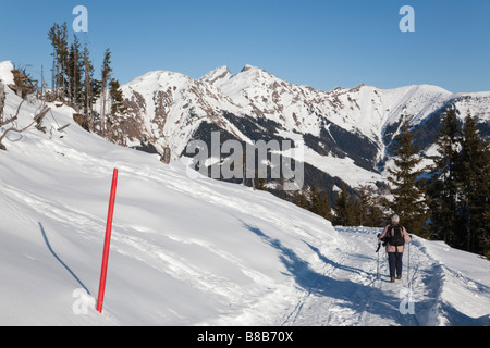 Rauris Rauriser Sonnen Tal Österreich Walker am Winterwanderweg geräumt Wanderweg hoch in den österreichischen Alpen mit Schnee im winter Stockfoto