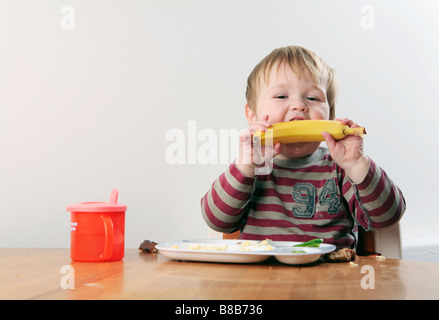 Baby Boy Essen am Tisch (mit signierten Model-Release - zur kommerziellen Nutzung) Stockfoto