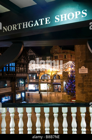 Northgate Zeile und das Kreuz Bereich von Chester zu Weihnachten bei Nacht, Chester, Cheshire, England, UK Stockfoto