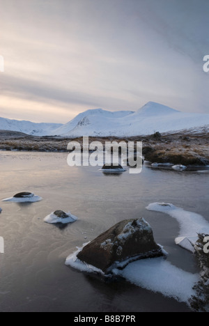 SCHNEEBEDECKTEN GIPFELN DES CLACH LEATHAD UND MEALL EIN BHUIRIDH VON MAN NA H ACHLAISE Stockfoto