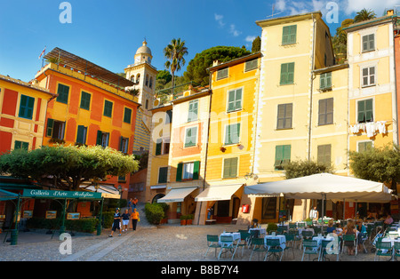 Blick auf Portofino Hafen und seine bunten Fischerboote und Marina, Ligurien Italien Stockfoto