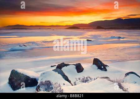 Sonnenaufgang über dem gefrorenen Rannoch Moor-Winter 2009-Schnee-Eis Stockfoto