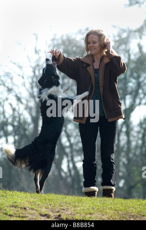 Frau Ausübung Collie Hund, UK. Modell veröffentlicht Stockfoto