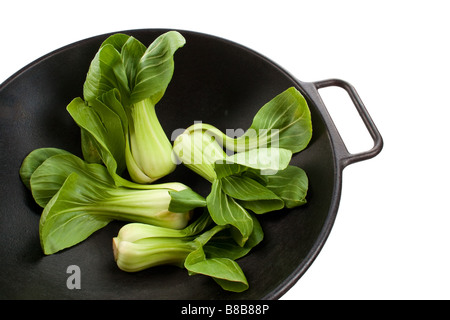Vier Stangen Baby Pok Choi in einem schwarzen wok Stockfoto