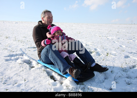 Snowboard Tochter weißen Vater Tochter Toddlerl schwarzen ethnischen Mischlinge glücklich lächelnde Spaß Schnee Eis junge Stockfoto