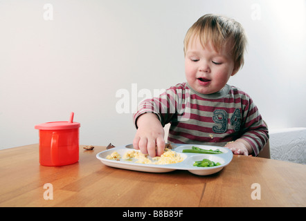 Baby Boy Essen am Tisch (mit signierten Model-Release - zur kommerziellen Nutzung) Stockfoto