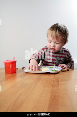 Baby Boy Essen am Tisch (mit signierten Model-Release - zur kommerziellen Nutzung) Stockfoto