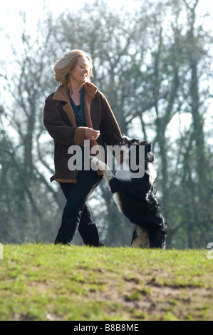 Frau Ausübung Collie Hund, UK. Modell veröffentlicht Stockfoto