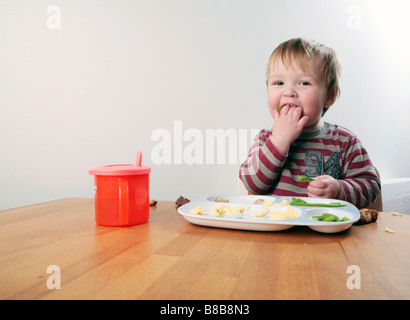 Baby Boy Essen am Tisch (mit signierten Model-Release - zur kommerziellen Nutzung) Stockfoto