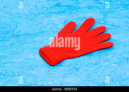 Roten Handschuh auf blauem Hintergrund Stockfoto