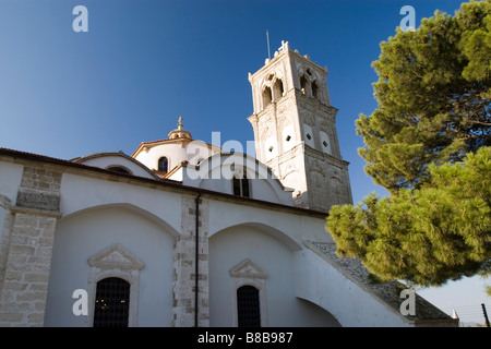 Ansicht der Panagia Eleousa (Jungfrau Maria des Barmherzigen) Kirche und der Glockenturm im oberen Lefkara, Südzypern. Stockfoto