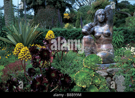 Die Gaia-Statue mit Aeoniums auf der mittleren Terrasse im Klostergarten Tresco Stockfoto