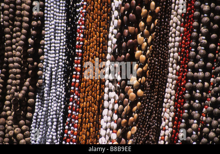 Halsketten aus tropischen Samen aus Amazonas Tiefland zum Verkauf an einem Stand im Hexenmarkt, La Paz, Bolivien Stockfoto