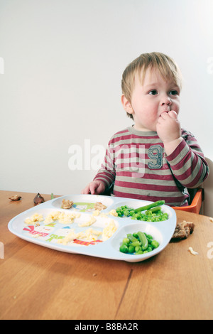 Baby Boy Essen Gemüse am Tisch (mit signierten Model-Release - zur kommerziellen Nutzung) Stockfoto