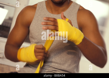 Boxer, die seine Hände wickeln Stockfoto