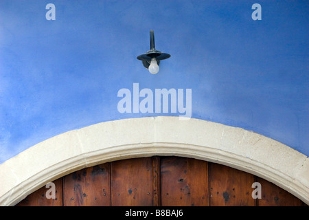 Lampe über hölzerne Tür des alten Hauses im oberen Lefkara, Südzypern. Stockfoto