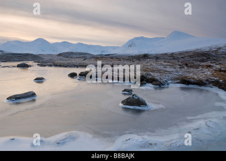 SCHNEEBEDECKTEN GIPFELN DES CLACH LEATHAD UND MEALL EIN BHUIRIDH VON MAN NA H ACHLAISE Stockfoto