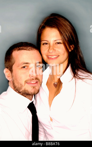 ein lächelnder Mann und eine Frau in casual Business-Kleidung Stockfoto