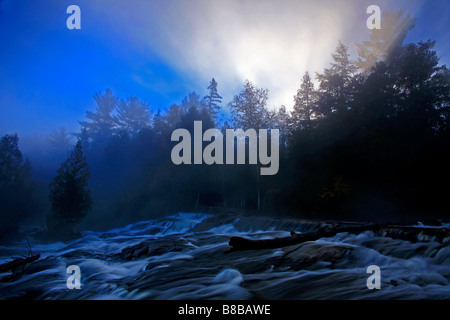 Nebel f River Flow, Bond fällt, Paulding, oberen Michigan Stockfoto