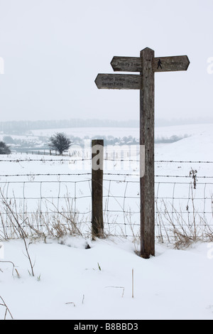 Der Ridgeway National Trail Holzschild im Schnee, in der Nähe von Marlborough, Wiltshire, England, Großbritannien Stockfoto