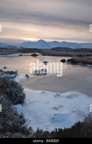 SCHWARZER BERG UND MAN NA H ACHLAISE AM RANDE DES RANNOCH MOOR UND GLEN COE LOCHABER SCHOTTLAND JANUAR Stockfoto