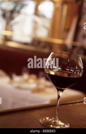 Ein Glas Wein in einem Paris bistro Stockfoto