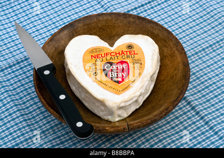 Französische herzförmige Neufchatel / Normandie frische weiche Käse in alten Holz Schüssel Stockfoto