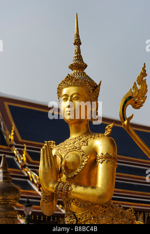 Goldene Kinnara-Statue bilden eine Handbewegung Wai - Wat Phra Kaew und dem Grand Palace in Bangkok Zentralthailand Stockfoto