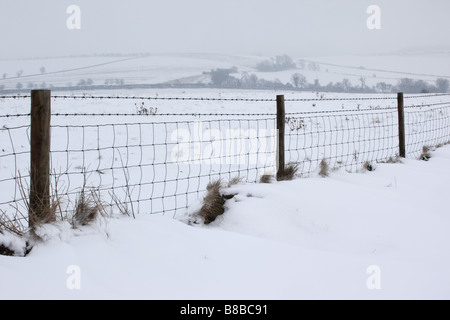Schneebedeckter Ridgeway National Trail an einem Wintertag, in der Nähe von Marlborough, England, Großbritannien Stockfoto