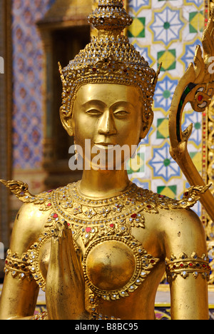 Goldene Kinnara-Statue bilden eine Handbewegung Wai - Wat Phra Kaew und dem Grand Palace in Bangkok Zentralthailand Stockfoto