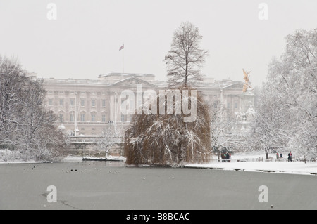 Buckingham Palace und St. James Park bedeckt Schnee London England UK Stockfoto