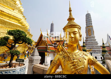 Goldene Statue der Kinnara - Wat Phra Kaew und dem Grand Palace in Bangkok Zentralthailand Stockfoto