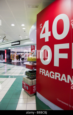 Verkaufsschild vor Steuer und duty free Shops London Gatwick airport Stockfoto