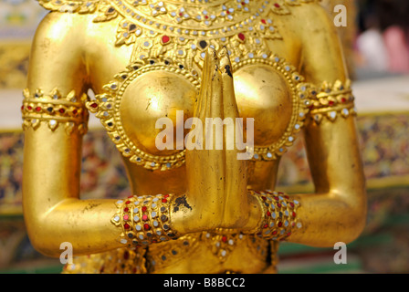 Goldene Kinnara-Statue bilden eine Handbewegung Wai - Wat Phra Kaew und dem Grand Palace in Bangkok Zentralthailand Stockfoto