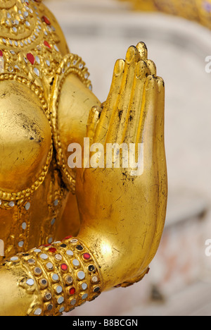 Goldene Kinnara-Statue bilden eine Handbewegung Wai - Wat Phra Kaew und dem Grand Palace in Bangkok Zentralthailand Stockfoto