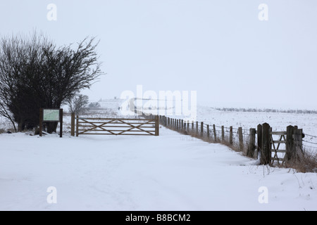 Schnee auf dem Ridgeway National Trail in der Nähe von Marlborough, Wiltshire im Winter, Wiltshire, England, Großbritannien Stockfoto