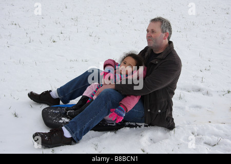 Snowboard spielen weiße Vater Tochter Toddlerl schwarzen ethnischen Mischlinge glücklich Stockfoto