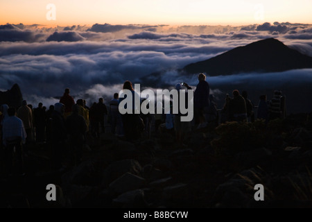 Eine große Gruppe von Menschen, die den Sonnenaufgang auf dem Haleakala Vulkan auf Maui Hawaii September 2008 Stockfoto