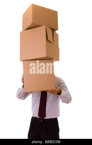 ein Geschäftsmann mit einem Haufen von Paket Pakete isoliert auf weiss Stockfoto