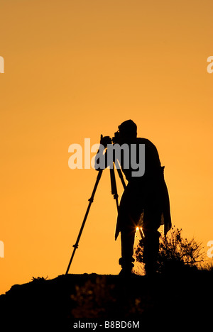 Ein Fotograf schießt den Sonnenuntergang am Big Sur, Monterey County, Kalifornien Stockfoto