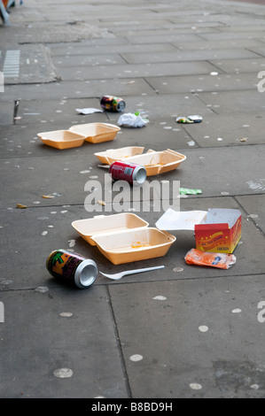 Wurf auf dem Bürgersteig, England UK Stockfoto