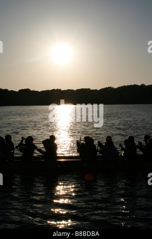 Gruppe von Ruderern auf See Landschaft Stockfoto