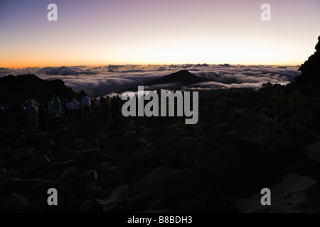 Eine große Gruppe von Menschen, die den Sonnenaufgang auf dem Haleakala Vulkan auf Maui Hawaii September 2008 Stockfoto