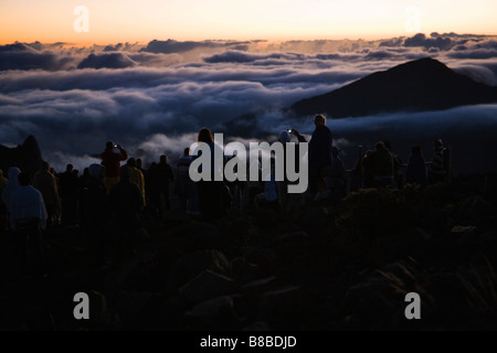 Eine große Gruppe von Menschen, die den Sonnenaufgang auf dem Haleakala Vulkan auf Maui Hawaii September 2008 Stockfoto