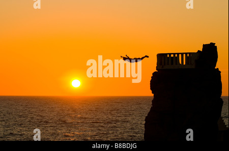 SINOLA Bundesstaat Mexiko professioneller Taucher tauchen aus dem (Taucher) bei Sonnenuntergang. Punta de Clavadistas Stockfoto