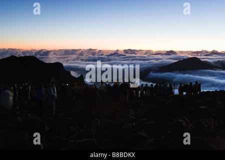 Eine große Gruppe von Menschen, die den Sonnenaufgang auf dem Haleakala Vulkan auf Maui Hawaii September 2008 Stockfoto