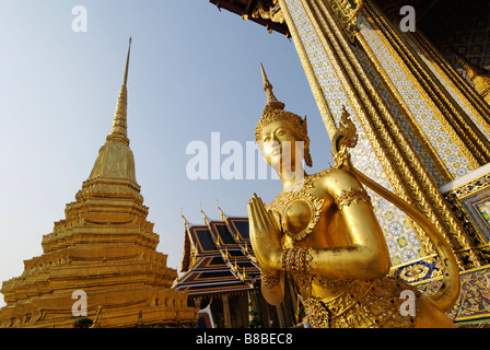 Goldene Kinnara-Statue bilden eine Handbewegung Wai - Wat Phra Kaew und dem Grand Palace in Bangkok Zentralthailand Stockfoto